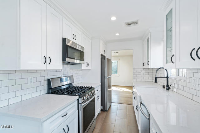 Detail Gallery Image 9 of 19 For 4507 Berenice Ave, Los Angeles,  CA 90031 - 3 Beds | 2 Baths