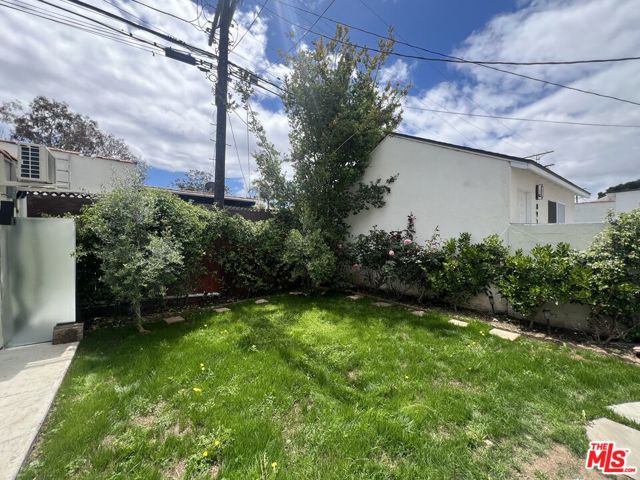 8916 Cadillac Avenue, Los Angeles CA: https://media.crmls.org/mediaz/112d4e96-ad77-4869-be57-8f4f4856b55e.jpg
