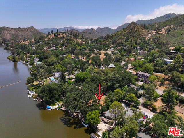 29255 S Lakeshore Drive, Agoura Hills CA: https://media.crmls.org/mediaz/112d52a0-c039-4e06-a5f1-53aff412cbae.jpg