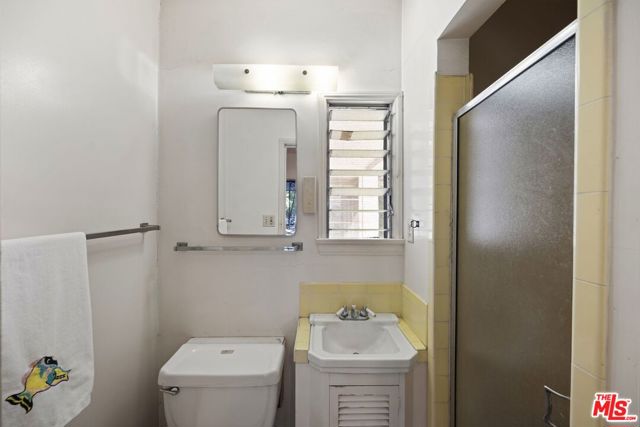 6655 Lindley Avenue, Reseda CA: https://media.crmls.org/mediaz/112d7a14-2d1c-4dd7-89db-85429c8ce500.jpg