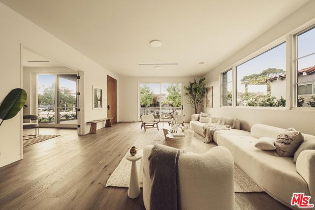 Image 6 of 51 For 2114 Pier Avenue