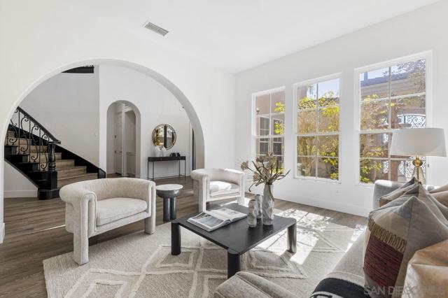 11649 Thistle Hill Pl, San Diego CA: https://media.crmls.org/mediaz/112e10d0-83ce-4ddf-b9f7-6dc34d3c7303.jpg