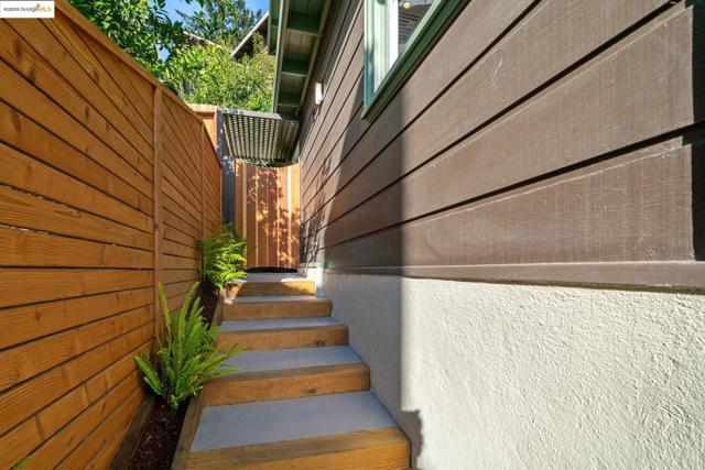 1069 Miller Ave, Berkeley CA: https://media.crmls.org/mediaz/112e5f14-388f-4195-b071-326c5276d987.jpg