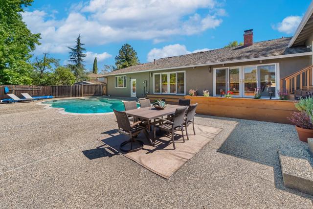 1405 Cedar Place, Los Altos CA: https://media.crmls.org/mediaz/112efa3f-5591-4ef8-862c-50e3c44a89bc.jpg