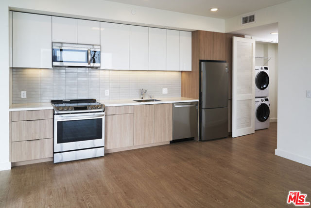 11750 Wilshire Boulevard, Los Angeles CA: https://media.crmls.org/mediaz/112f6b5e-e1a1-4127-8147-5a671838b9b6.jpg