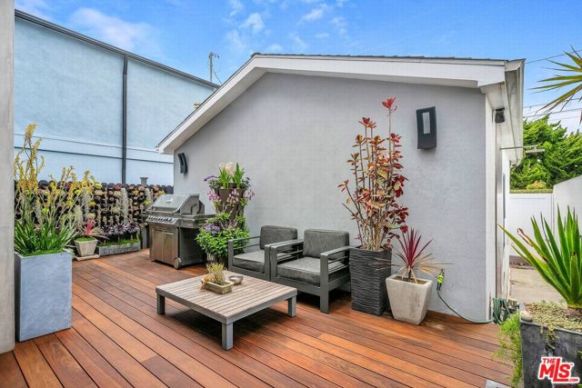 749 Oxford Ave Avenue, Venice CA: https://media.crmls.org/mediaz/113098ba-2f2c-4982-97b6-69b993e796c6.jpg