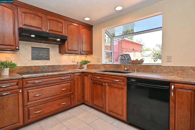 5091 Saint Celestine Ct, Concord CA: https://media.crmls.org/mediaz/113343c2-8f93-4355-9652-30afa7181fe3.jpg