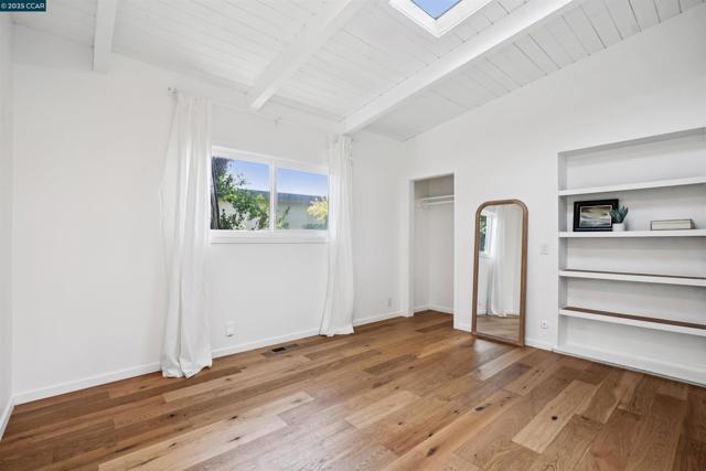 5915 ALHAMBRA AVE, Oakland CA: https://media.crmls.org/mediaz/1133989d-4c64-4220-8390-bec372f8928c.jpg