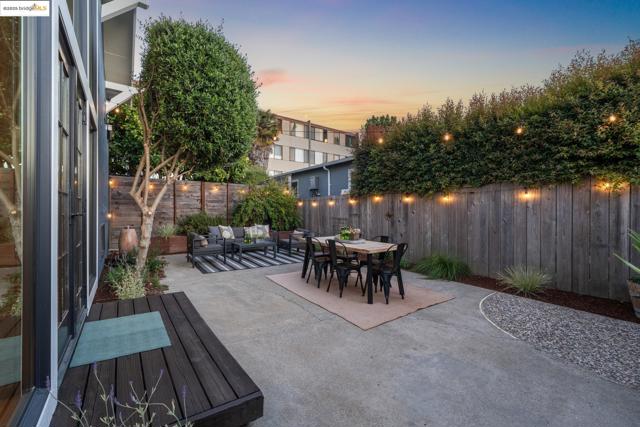 327 Hudson St, Oakland CA: https://media.crmls.org/mediaz/113471a1-4510-496f-a939-f3ab98bb40d7.jpg