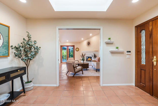 356 Laguna Terrace, Simi Valley CA: https://media.crmls.org/mediaz/11347d58-92d2-4df8-971c-c336ef0945e9.jpg