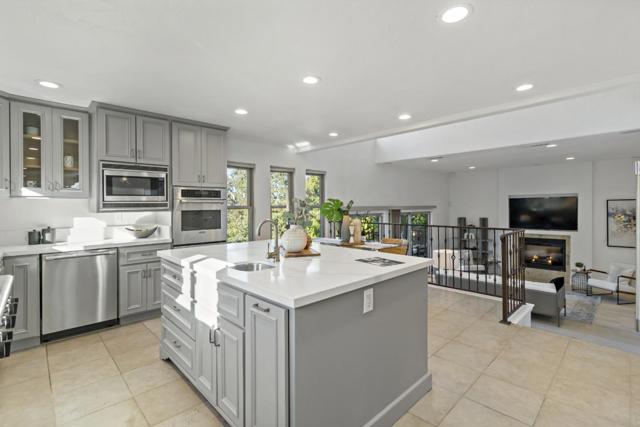 303 Lakeview Way, Redwood City CA: https://media.crmls.org/mediaz/11363848-0372-439c-9c98-7dfe1661a092.jpg