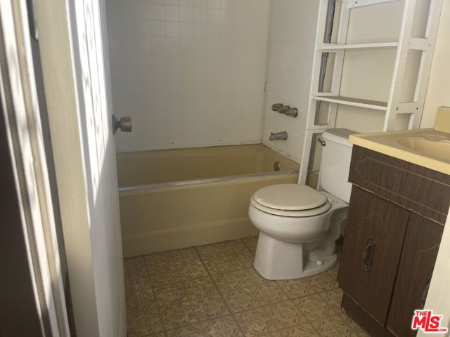 220 N Burlington Avenue, Los Angeles CA: https://media.crmls.org/mediaz/1136476a-f300-44b6-9a0a-390f683cc0e3.jpg