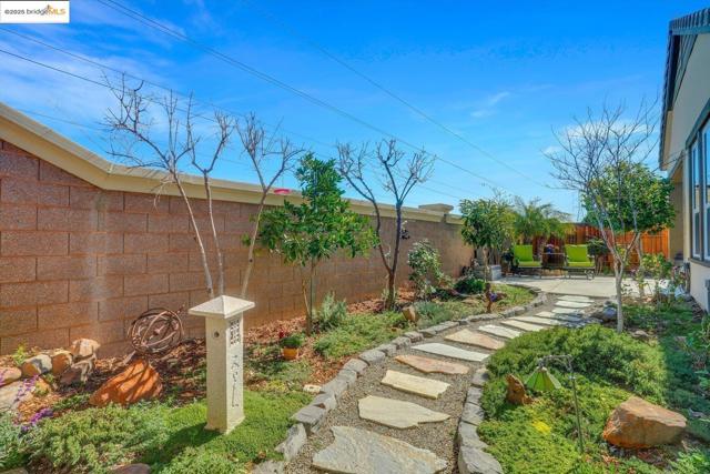 1577 Chianti LN, Brentwood CA: https://media.crmls.org/mediaz/11368d79-6fed-4151-96ff-203a076186dd.jpg