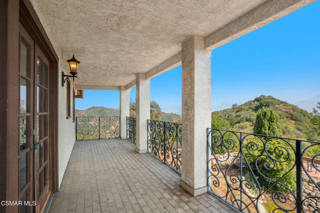2457 Angelo Drive, Los Angeles CA: https://media.crmls.org/mediaz/1136a1e9-3a9d-416e-a022-7edfd14ec272.jpg