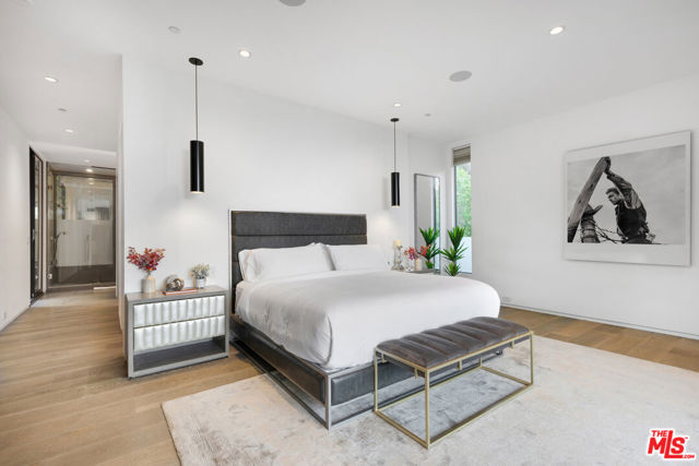 727 N Beverly Glen Boulevard, Los Angeles CA: https://media.crmls.org/mediaz/11371617-713b-403f-9064-0895851b5694.jpg