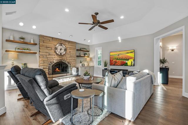 10 Woodside Dr, Danville CA: https://media.crmls.org/mediaz/11373815-89a2-42b8-beab-8222aacedb48.jpg
