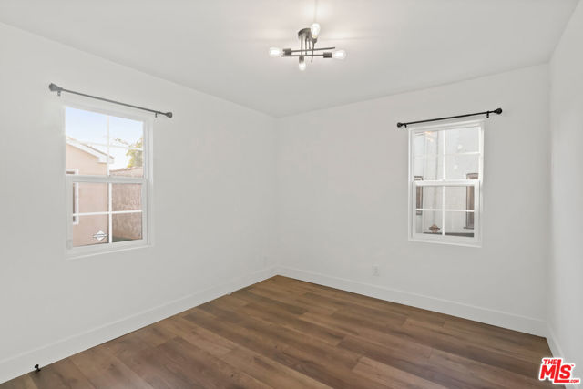 6727 7th Avenue, Los Angeles CA: https://media.crmls.org/mediaz/11381182-6558-4da9-8649-b322700a45d9.jpg