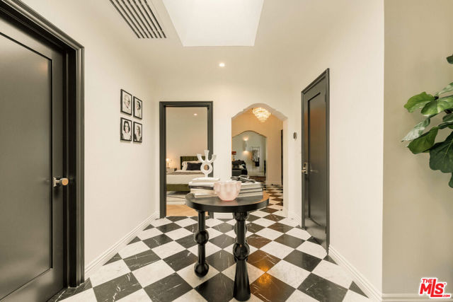 236 S Reeves Drive, Beverly Hills CA: https://media.crmls.org/mediaz/11384b55-b8b1-41eb-b203-f20c665b4a13.jpg