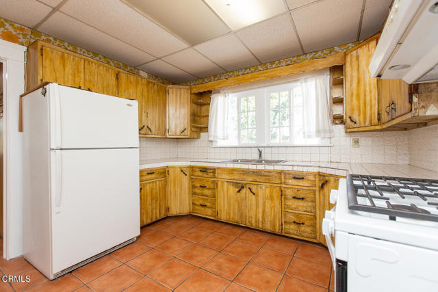 1003 N Garfield Ave - Kitchen