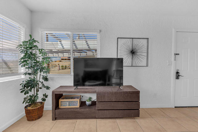 5797 Linda Lee Drive, Yucca Valley CA: https://media.crmls.org/mediaz/11395d5e-988b-43bc-a53c-e3c7d0e8800c.jpg
