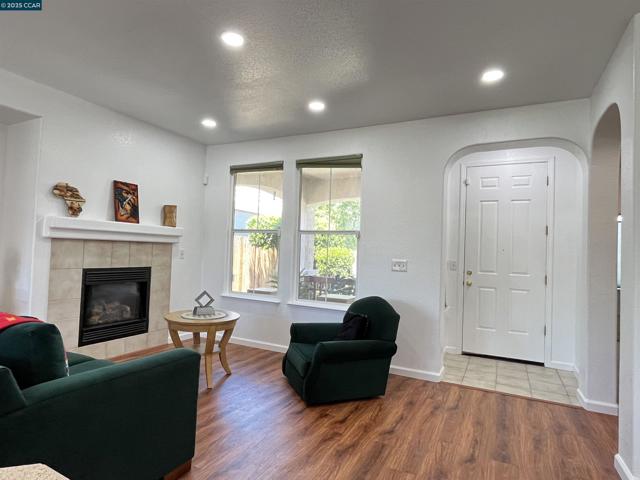 1870 Zurlo Way, Sacramento CA: https://media.crmls.org/mediaz/113a253a-d147-4187-b4cb-2763c73952f9.jpg