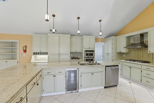 4470 Rolling Oaks Dr, Granite Bay CA: https://media.crmls.org/mediaz/113a760a-6cb3-4cef-b053-2bf45db6c877.jpg