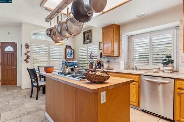 5541 Lanai Court, Discovery Bay CA: https://media.crmls.org/mediaz/113b6345-bf7d-4d78-bb05-b0fe77cbf696.jpg