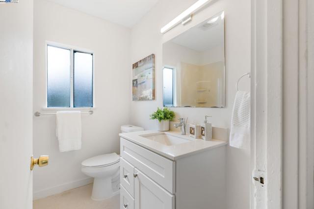 812 Washington Ave, Albany CA: https://media.crmls.org/mediaz/113bc402-25aa-48c4-92c7-087332e2713c.jpg