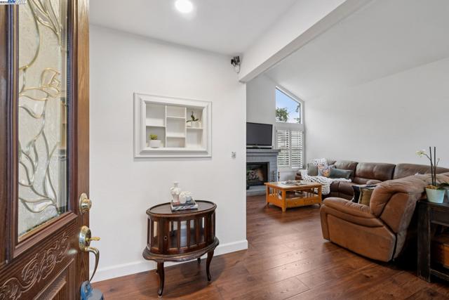 510 Lagunaria Lane, Alameda CA: https://media.crmls.org/mediaz/113d78c1-2606-4887-98cb-f702a6b91d5f.jpg