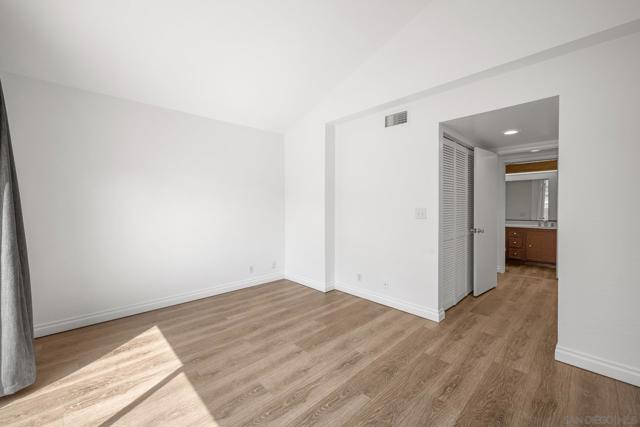 593 Parkview Dr, Lake Elsinore CA: https://media.crmls.org/mediaz/113e268a-d2ae-41f6-b55c-daaf5fb05047.jpg