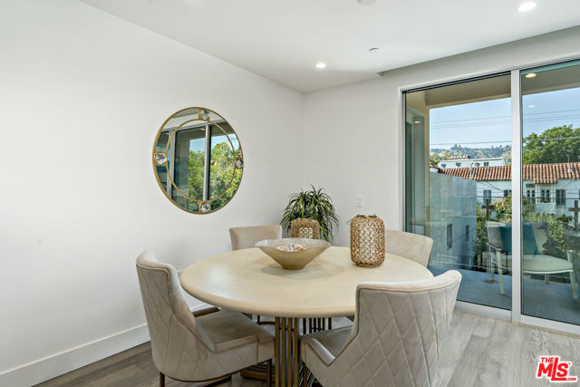 728 N Sweetzer Avenue, West Hollywood CA: https://media.crmls.org/mediaz/113e63de-71c4-4071-8b9a-5edd68dcb01f.jpg