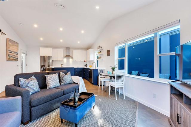 930 Magnolia Drive, Alameda CA: https://media.crmls.org/mediaz/113e732d-10dc-4de5-8fce-facc53ee59c6.jpg