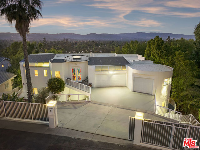 22449 Cass Avenue, Woodland Hills CA: https://media.crmls.org/mediaz/113eb79c-4b30-42b7-af05-06ddaf7d536c.jpg