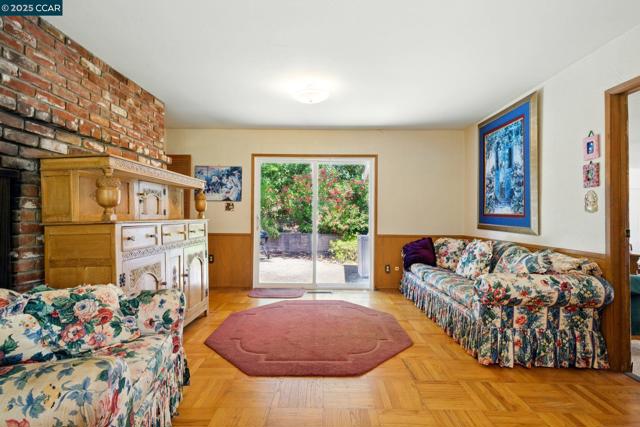 3363 Mcgraw Ln, Lafayette CA: https://media.crmls.org/mediaz/113ed9bd-e3a2-4c84-9ae3-00e5e2c7d111.jpg