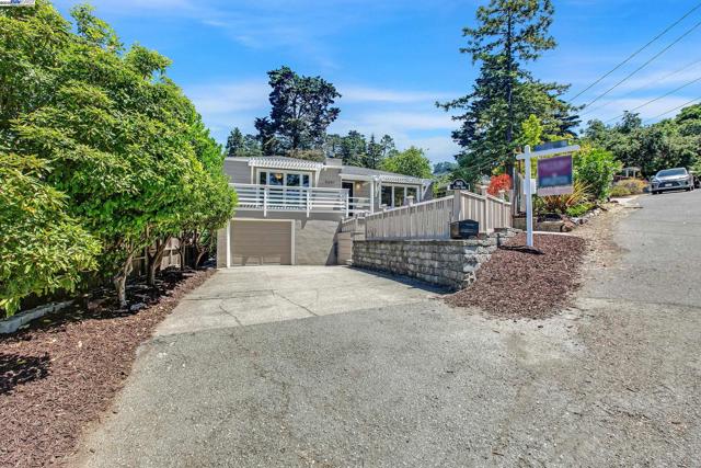 5601 Castle Dr, Oakland CA: https://media.crmls.org/mediaz/113f1c07-a63a-42c1-8ad4-0bc094d8d1ae.jpg