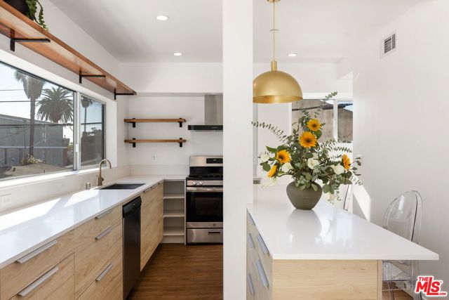 1244 14th Street, Santa Monica CA: https://media.crmls.org/mediaz/114077f2-20e4-4e14-a57a-838cae686dd5.jpg