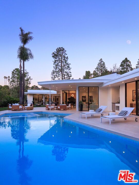 1935 Loma Vista Drive, Beverly Hills CA: https://media.crmls.org/mediaz/1140ecec-5323-461a-a35c-c2f5ee6fd0c2.jpg