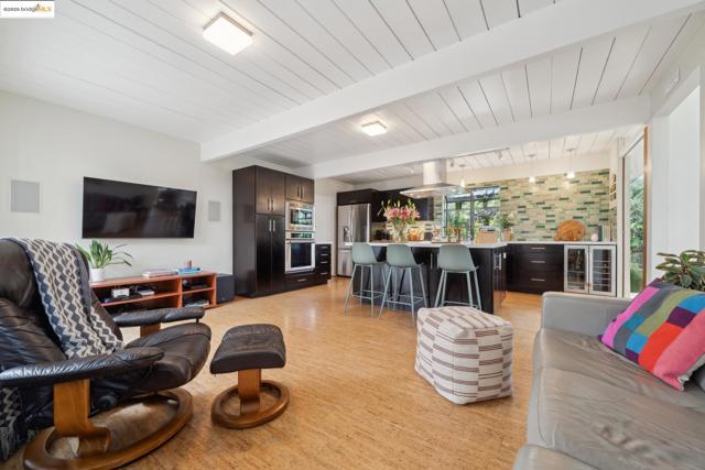 5345 Crown Ct, Castro Valley CA: https://media.crmls.org/mediaz/114161aa-b33c-45ed-aa29-f97b7c097fd2.jpg