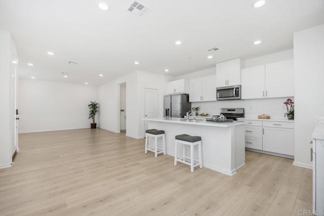 Detail Gallery Image 11 of 41 For 1047 Arrowood Trail, Vista,  CA 92081 - 3 Beds | 2/1 Baths