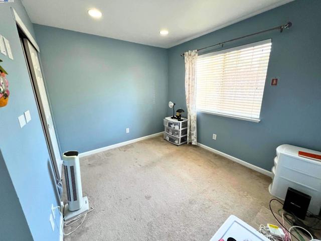 85 Phillips Ct, Tracy CA: https://media.crmls.org/mediaz/1142a02d-1caf-48d4-936e-04796e45ff47.jpg