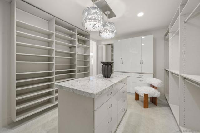 6968 Saint Andrews Rd, Rancho Santa Fe CA: https://media.crmls.org/mediaz/1142fff9-15de-4033-8f71-02456313c77e.jpg