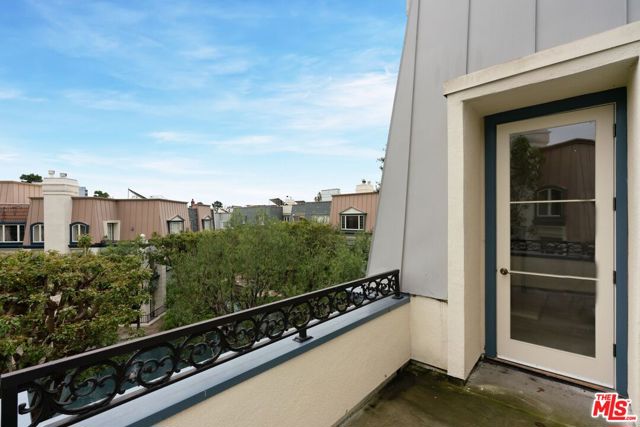 10106 Empyrean Way, Los Angeles CA: https://media.crmls.org/mediaz/11430558-e52e-453e-85e6-23927a3d4c48.jpg