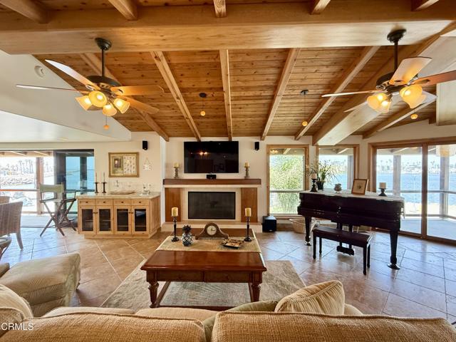 268 Sunset Drive, Oxnard CA: https://media.crmls.org/mediaz/114345d1-a52b-4103-a0f7-f2e5f0f1062a.jpg