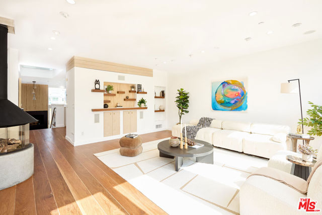 5106 Pacific Avenue, Marina del Rey CA: https://media.crmls.org/mediaz/11437163-eda8-4b36-9533-0d9612c95317.jpg