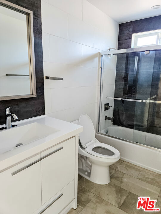3524 S Bronson Avenue, Los Angeles CA: https://media.crmls.org/mediaz/114409eb-2cb6-487b-9a1f-a78acdf05d2d.jpg