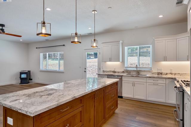 5579 Glen Dr, Foresthill CA: https://media.crmls.org/mediaz/1144c207-7434-4ee1-9367-8b6d0e0b3e73.jpg