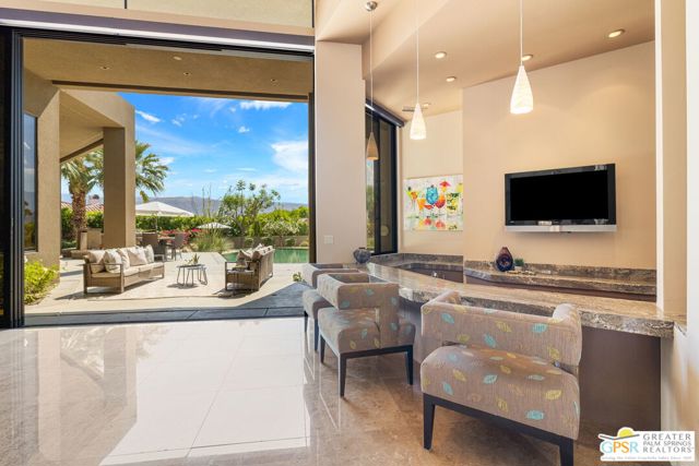 4 Paradise Cove Court, Rancho Mirage CA: https://media.crmls.org/mediaz/1145292e-45fc-49a1-816f-e2ac6275edd9.jpg