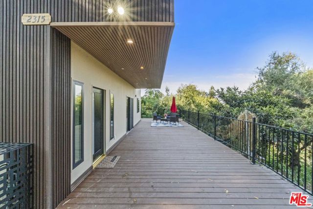 2315 Loma Vista Place, Los Angeles CA: https://media.crmls.org/mediaz/1145a4e0-b12a-4577-91af-70f1dee850d1.jpg