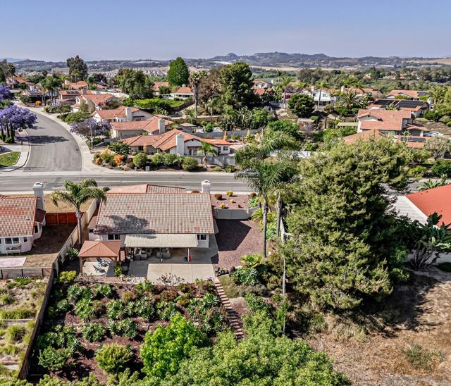 5241 Alamosa Park Dr, Oceanside CA: https://media.crmls.org/mediaz/114609b8-d66a-4cbd-b560-b22f53ffeffc.jpg