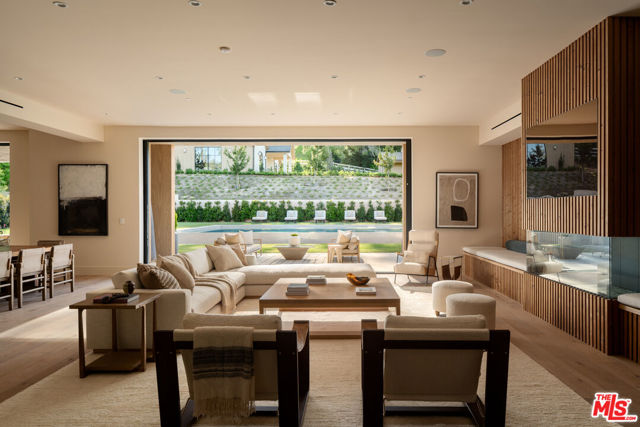 5287 Round Meadow Road, Hidden Hills CA: https://media.crmls.org/mediaz/1146338f-a3f0-478f-8313-5187f6ba121f.jpg